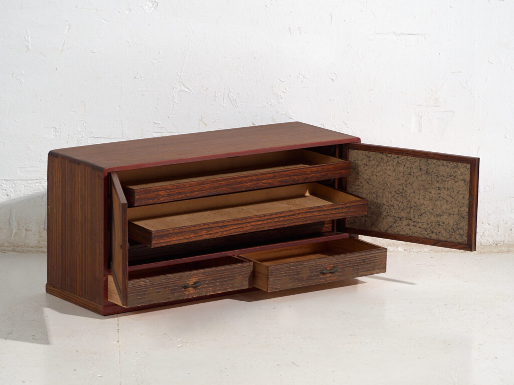 Pequeño mueble japonés con puertas correderas decoradas Kabuki - Periodo Showa temprano, circa 1926–1970