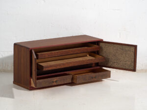 Pequeño mueble japonés con puertas correderas decoradas Kabuki - Periodo Showa temprano, circa 1926–1970