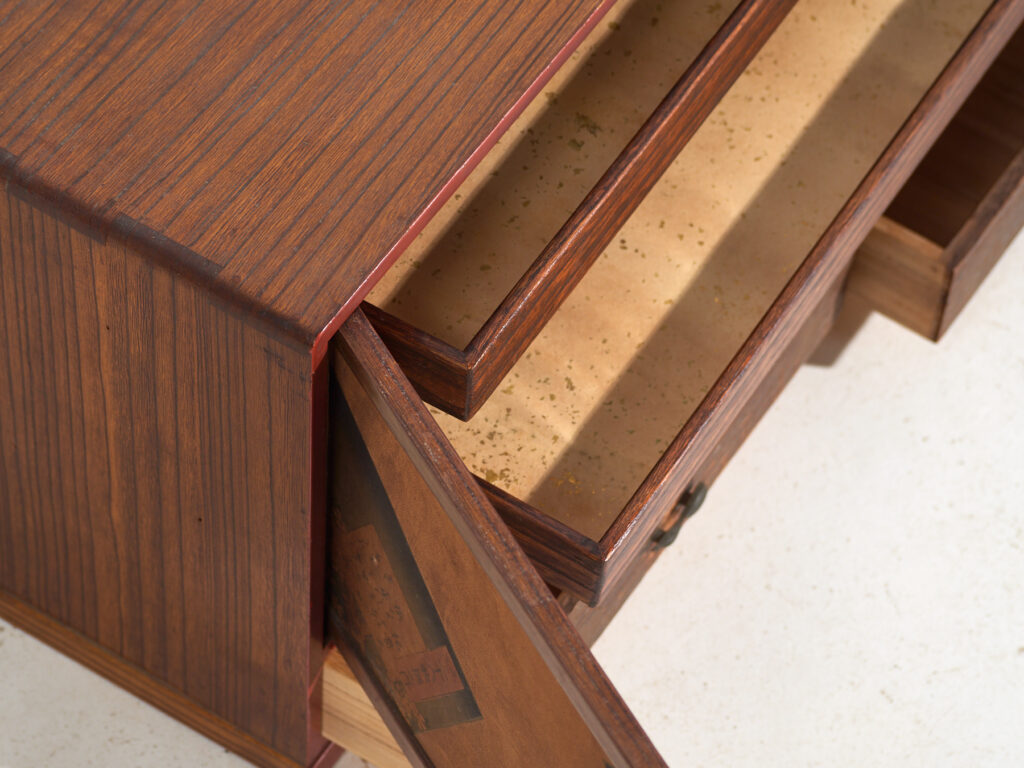 Pequeño mueble japonés con puertas correderas decoradas Kabuki - Periodo Showa temprano, circa 1926–1970