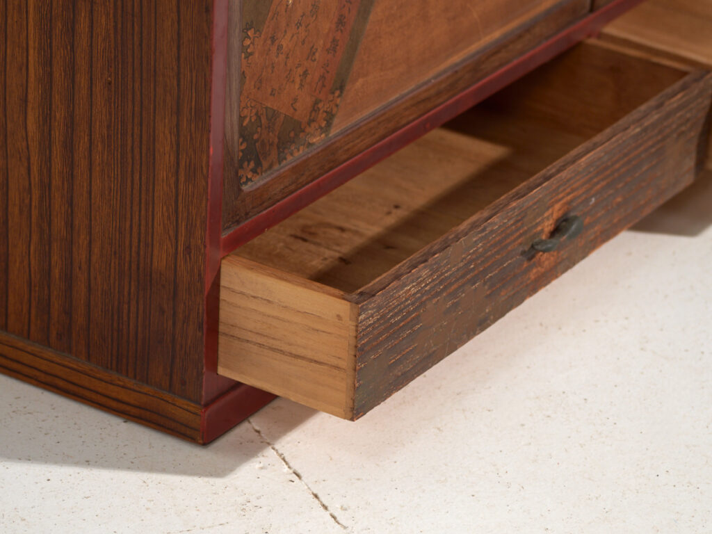 Pequeño mueble japonés con puertas correderas decoradas Kabuki - Periodo Showa temprano, circa 1926–1970