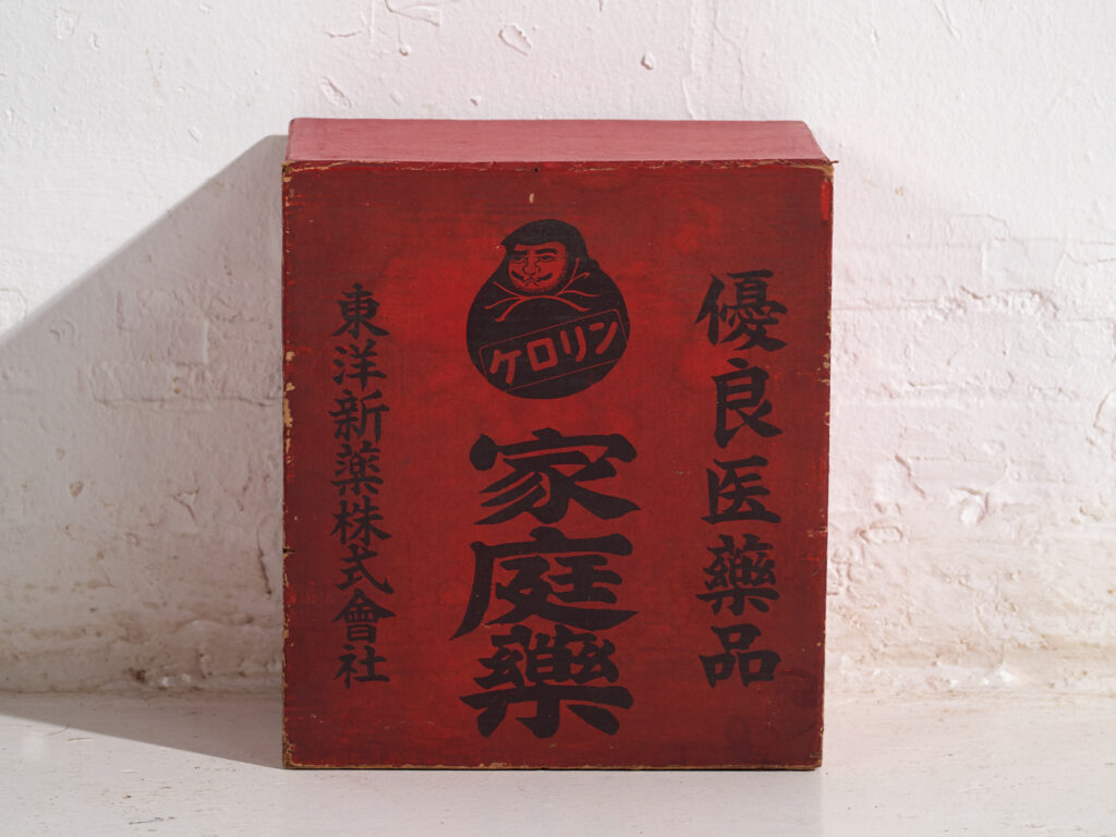Caja Publicitaria Japonesa Antigua “Kororin” con Cajón – Periodo Showa – Japón c.1930-1960