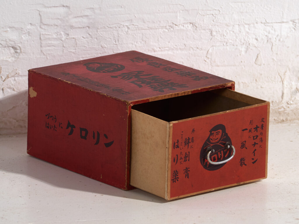 Caja Publicitaria Japonesa Antigua “Kororin” con Cajón – Periodo Showa – Japón c.1930-1960