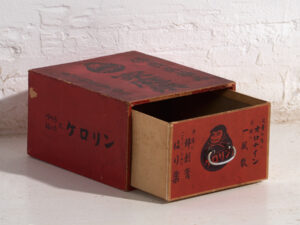 Caja Publicitaria Japonesa Antigua “Kororin” con Cajón – Periodo Showa – Japón c.1930-1960