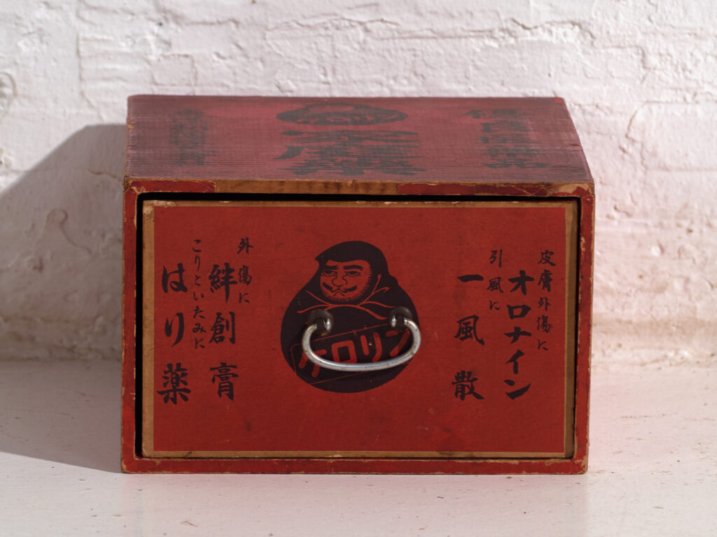Caja Publicitaria Japonesa Antigua “Kororin” con Cajón – Periodo Showa – Japón c.1930-1960
