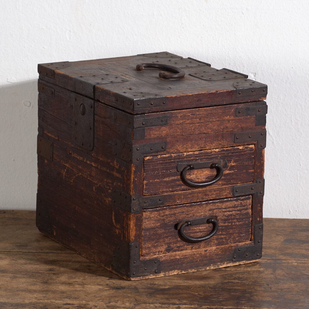 Ko-dansu japonés con tapa abatible y cajones en madera de paulownia, periodo Meiji–Taishō, circa 1868–1926