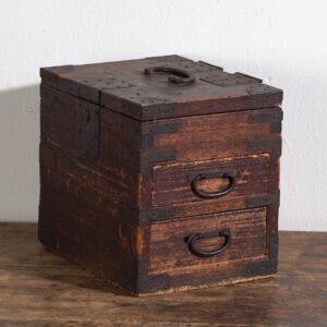 Ko-dansu japonés con tapa abatible y cajones en madera de paulownia, periodo Meiji–Taishō, circa 1868–1926