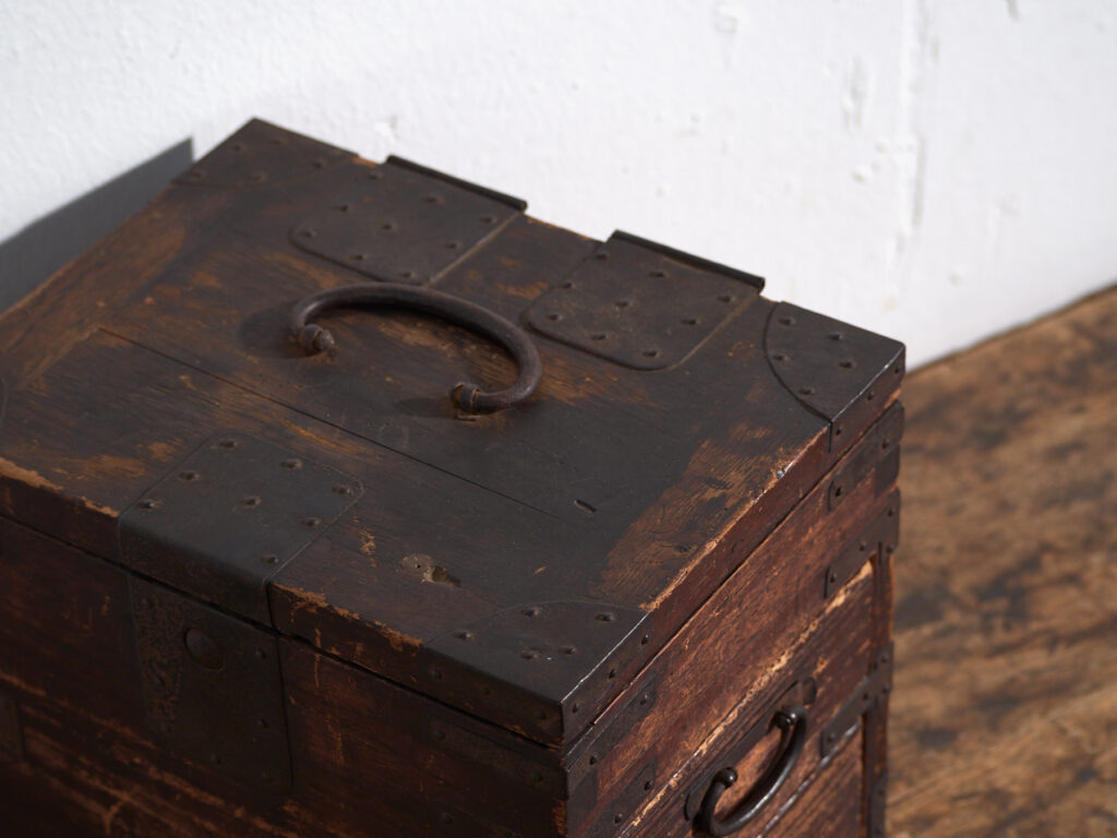 Ko-dansu japonés con tapa abatible y cajones en madera de paulownia, periodo Meiji–Taishō, circa 1868–1926