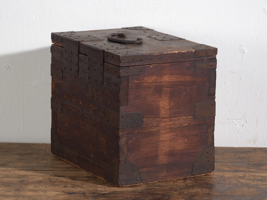 Ko-dansu japonés con tapa abatible y cajones en madera de paulownia, periodo Meiji–Taishō, circa 1868–1926