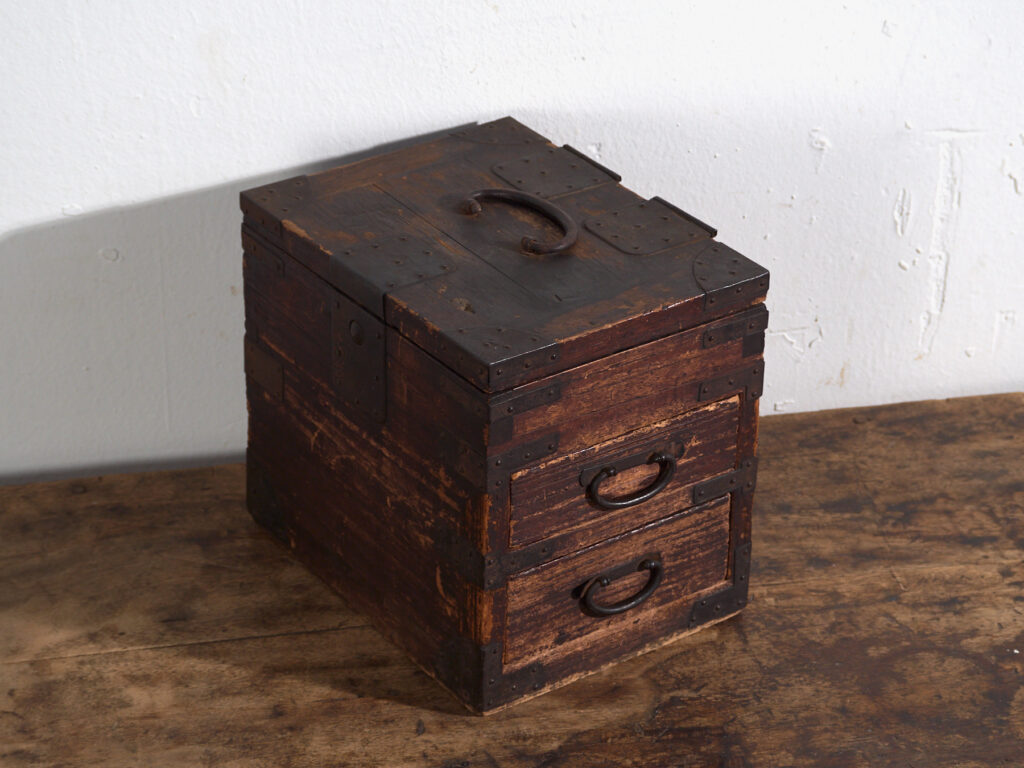 Ko-dansu japonés con tapa abatible y cajones en madera de paulownia, periodo Meiji–Taishō, circa 1868–1926