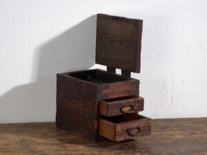 Ko-dansu japonés con tapa abatible y cajones en madera de paulownia, periodo Meiji–Taishō, circa 1868–1926