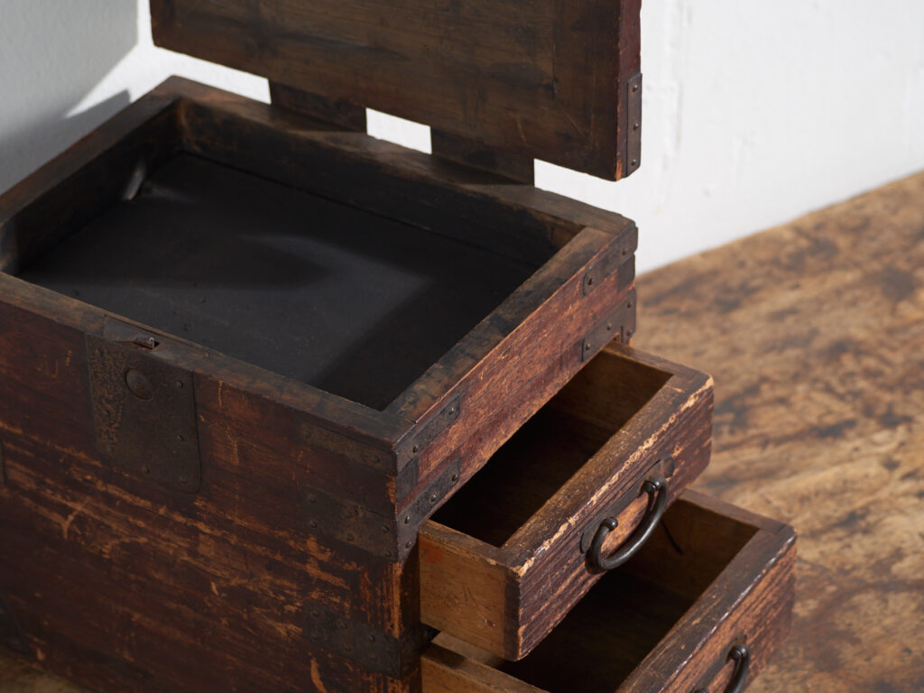 Ko-dansu japonés con tapa abatible y cajones en madera de paulownia, periodo Meiji–Taishō, circa 1868–1926