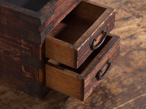 Ko-dansu japonés con tapa abatible y cajones en madera de paulownia, periodo Meiji–Taishō, circa 1868–1926
