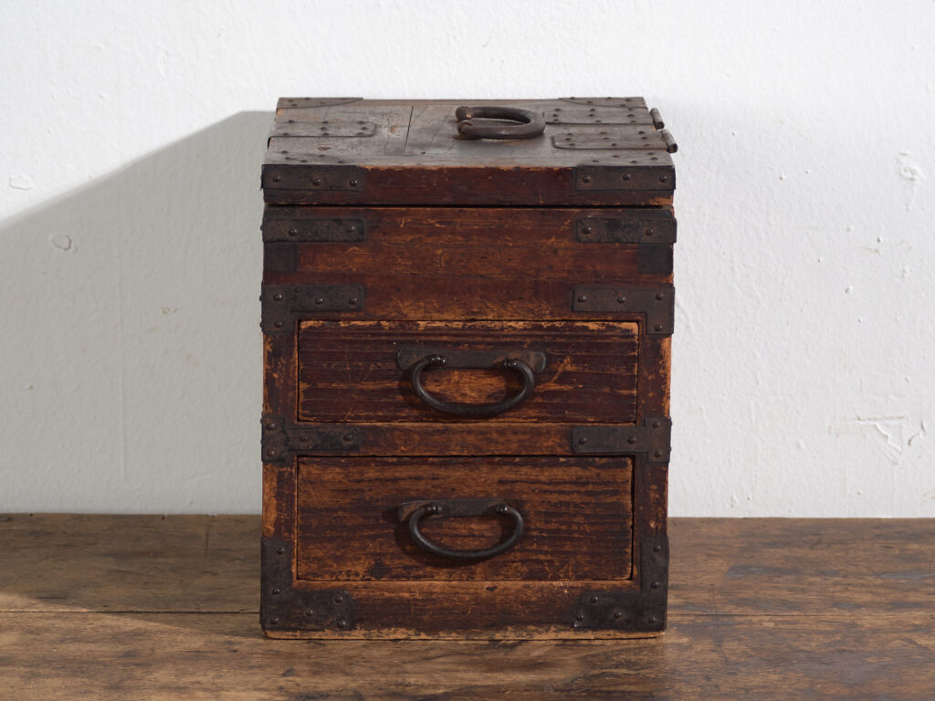 Ko-dansu japonés con tapa abatible y cajones en madera de paulownia, periodo Meiji–Taishō, circa 1868–1926