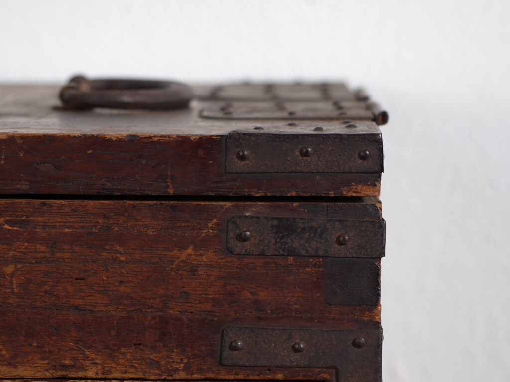 Ko-dansu japonés con tapa abatible y cajones en madera de paulownia, periodo Meiji–Taishō, circa 1868–1926