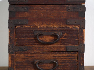 Ko-dansu japonés con tapa abatible y cajones en madera de paulownia, periodo Meiji–Taishō, circa 1868–1926