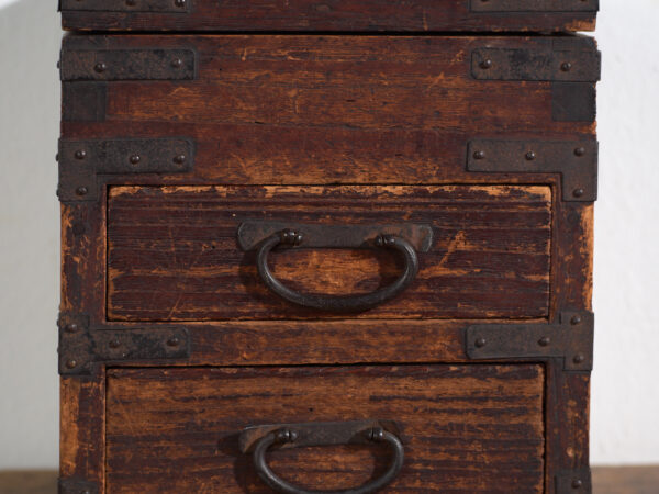 Ko-dansu japonés con tapa abatible y cajones en madera de paulownia, periodo Meiji–Taishō, circa 1868–1926