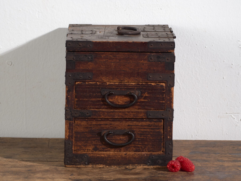 Ko-dansu japonés con tapa abatible y cajones en madera de paulownia, periodo Meiji–Taishō, circa 1868–1926