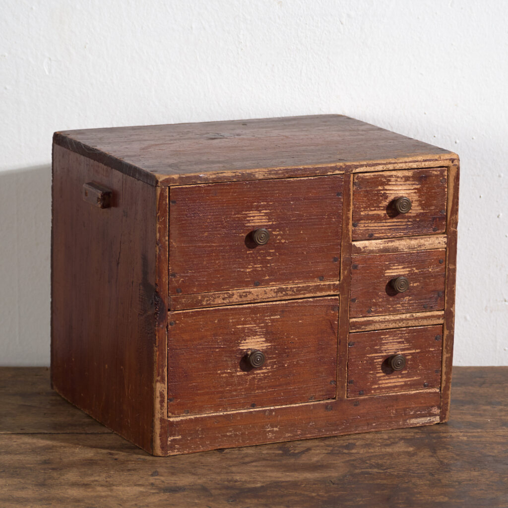 Pequeña cajonera japonesa de cedro (ko-dansu), periodo Taishō–Showa, circa 1920–1945