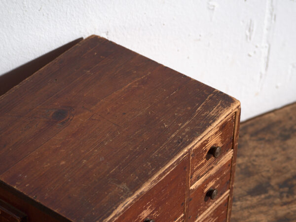 Pequeña cajonera japonesa de cedro (ko-dansu), periodo Taishō–Showa, circa 1920–1945