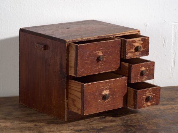 Pequeña cajonera japonesa de cedro (ko-dansu), periodo Taishō–Showa, circa 1920–1945