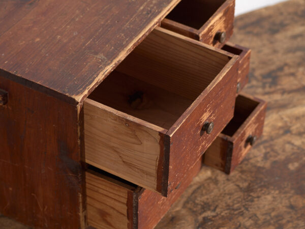 Pequeña cajonera japonesa de cedro (ko-dansu), periodo Taishō–Showa, circa 1920–1945