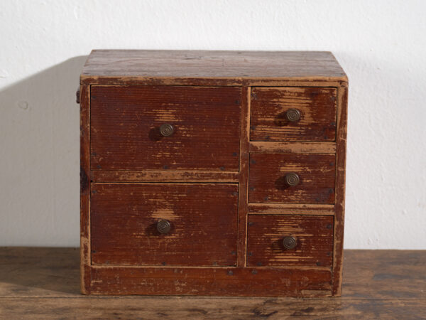 Pequeña cajonera japonesa de cedro (ko-dansu), periodo Taishō–Showa, circa 1920–1945
