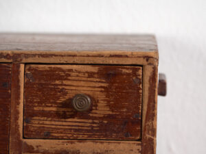 Pequeña cajonera japonesa de cedro (ko-dansu), periodo Taishō–Showa, circa 1920–1945