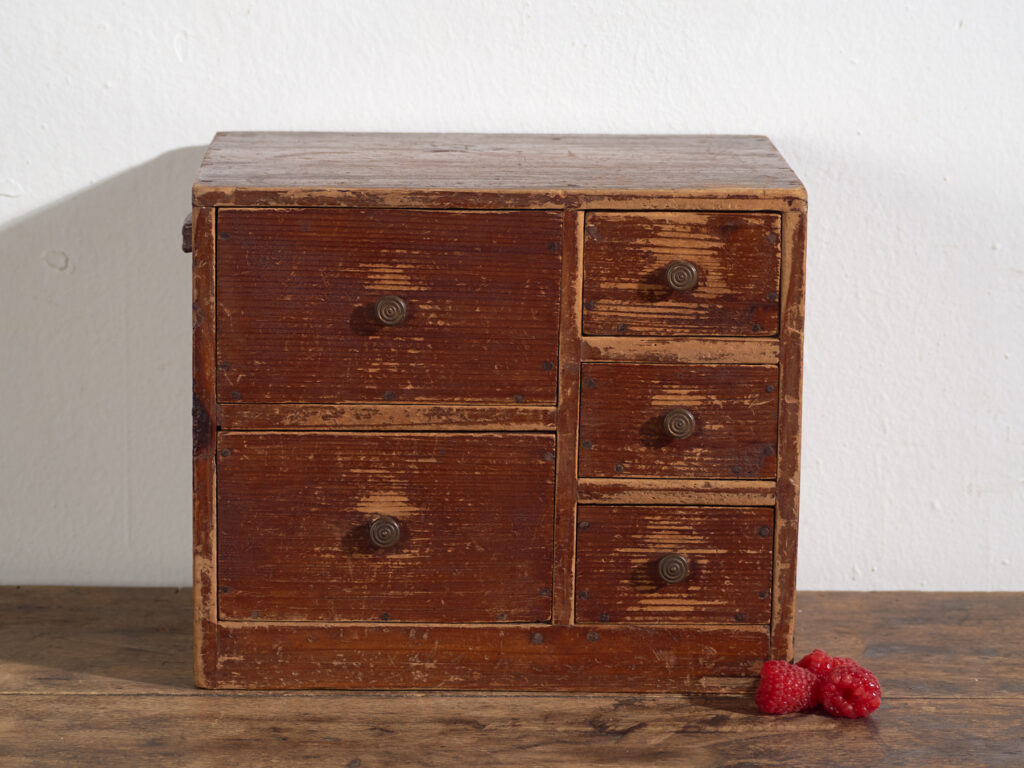 Pequeña cajonera japonesa de cedro (ko-dansu), periodo Taishō–Showa, circa 1920–1945