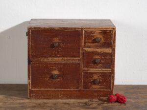 Pequeña cajonera japonesa de cedro (ko-dansu), periodo Taishō–Showa, circa 1920–1945