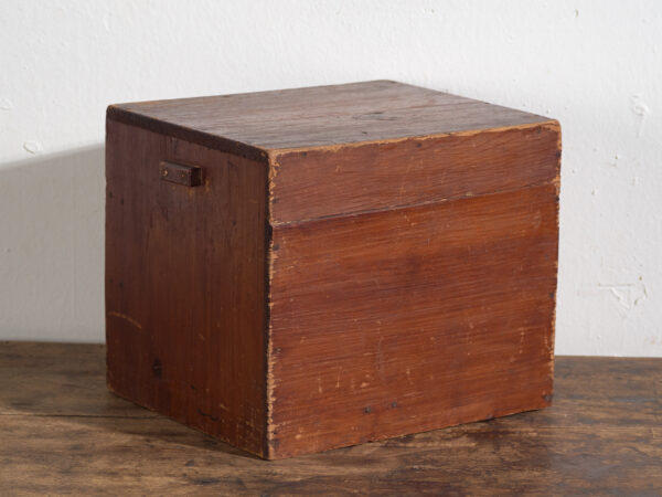 Pequeña cajonera japonesa de cedro (ko-dansu), periodo Taishō–Showa, circa 1920–1945