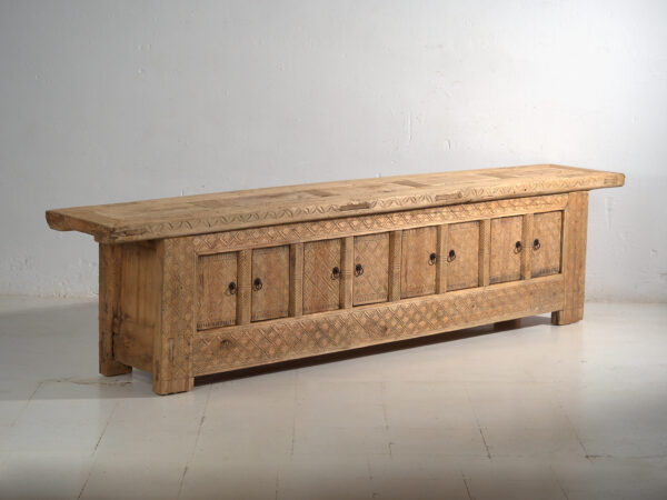 Buffet bas ancien sculpté en bois de pin – Chine, circa 1900