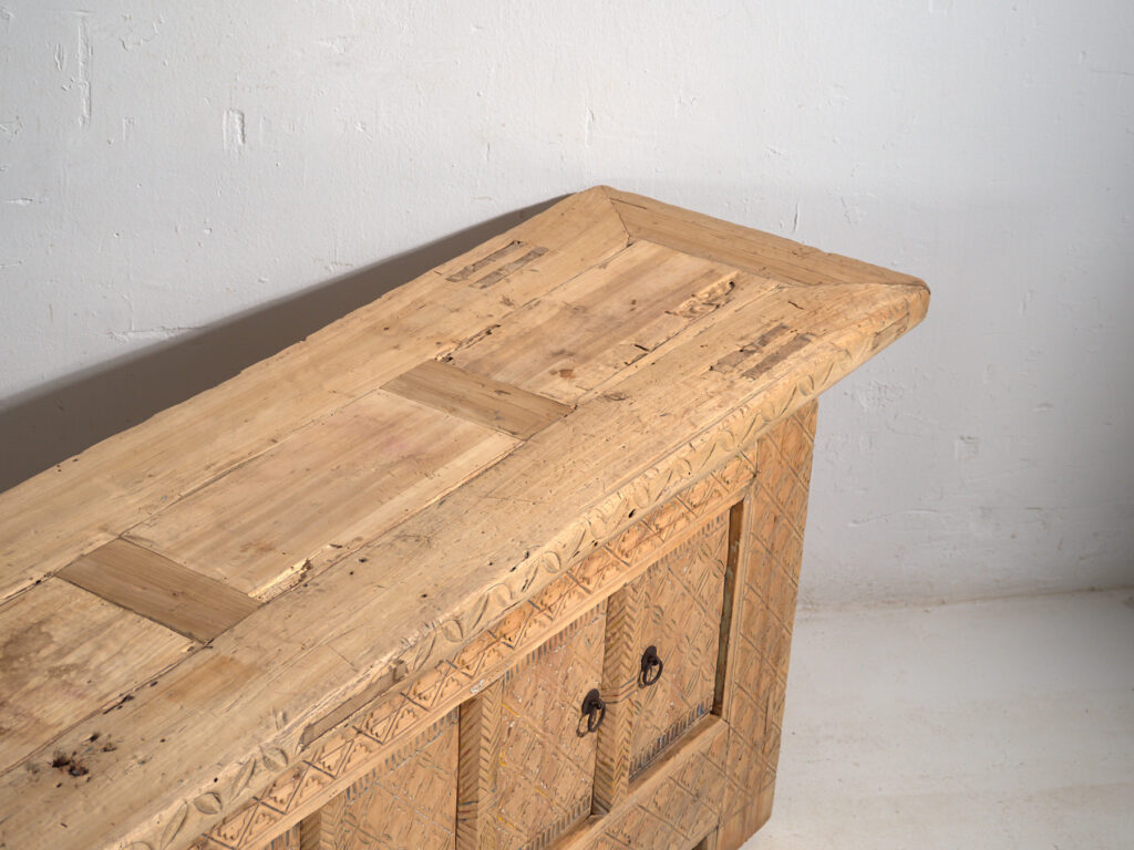 Buffet bas ancien sculpté en bois de pin – Chine, circa 1900
