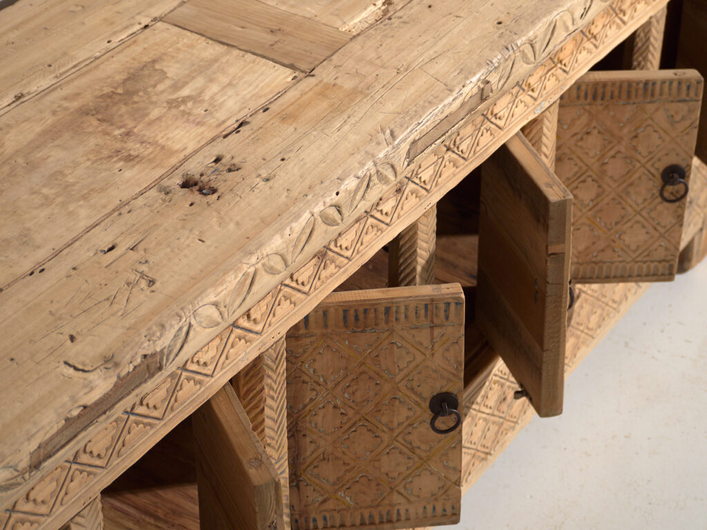 Buffet bas ancien sculpté en bois de pin – Chine, circa 1900