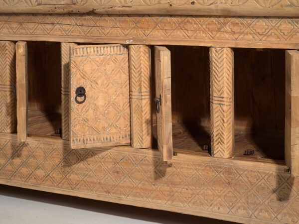 Buffet bas ancien sculpté en bois de pin – Chine, circa 1900