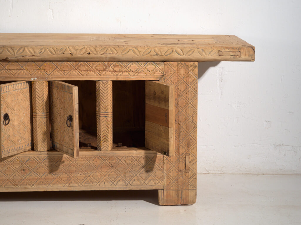 Buffet bas ancien sculpté en bois de pin – Chine, circa 1900