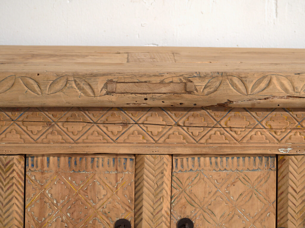 Buffet bas ancien sculpté en bois de pin – Chine, circa 1900