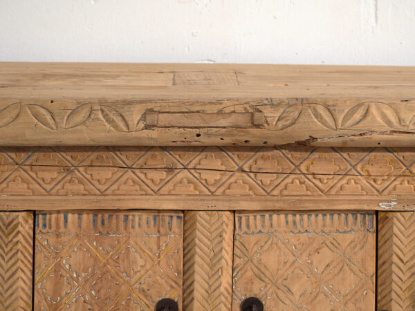 Buffet bas ancien sculpté en bois de pin – Chine, circa 1900