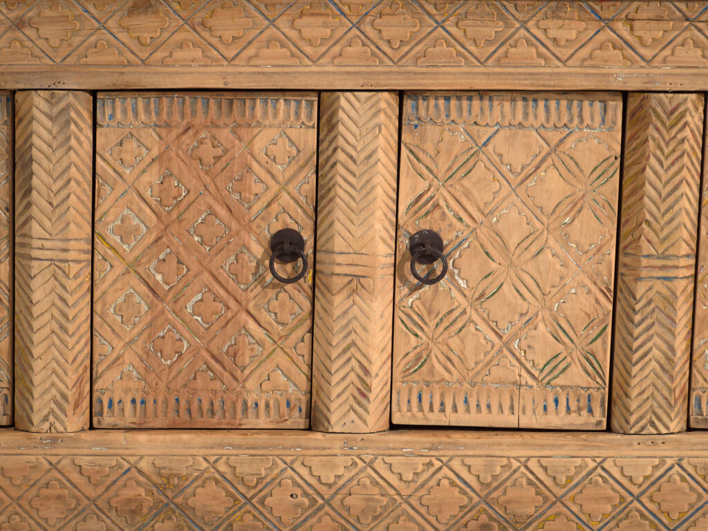 Buffet bas ancien sculpté en bois de pin – Chine, circa 1900