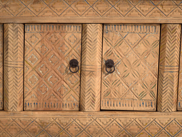 Buffet bas ancien sculpté en bois de pin – Chine, circa 1900