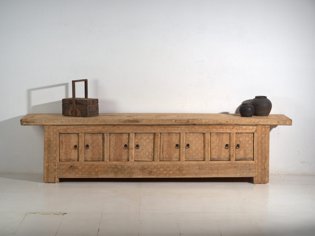 Buffet bas ancien sculpté en bois de pin – Chine, circa 1900