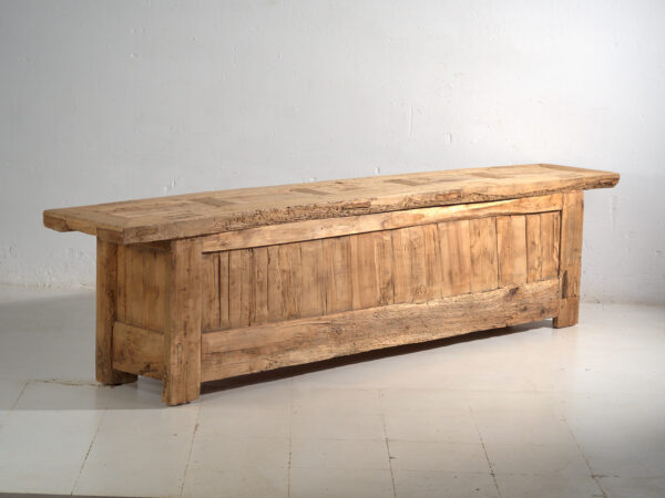 Buffet bas ancien sculpté en bois de pin – Chine, circa 1900