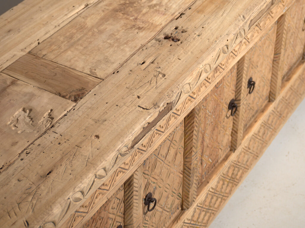 Aparador bajo antiguo tallado en madera de pino – China, circa 1900