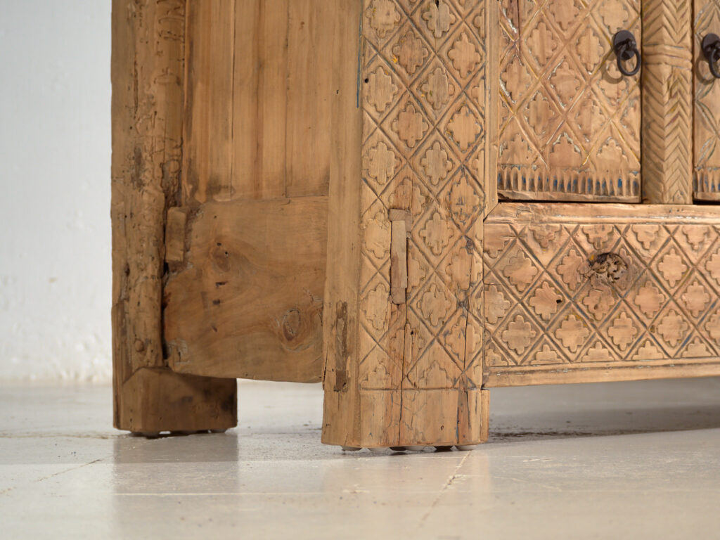 Buffet bas ancien sculpté en bois de pin – Chine, circa 1900