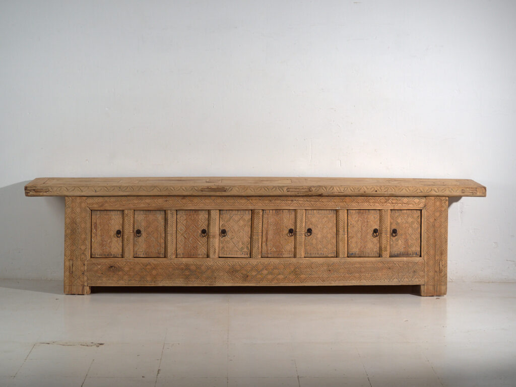 Buffet bas ancien sculpté en bois de pin – Chine, circa 1900