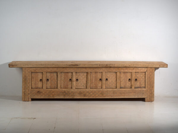Buffet bas ancien sculpté en bois de pin – Chine, circa 1900