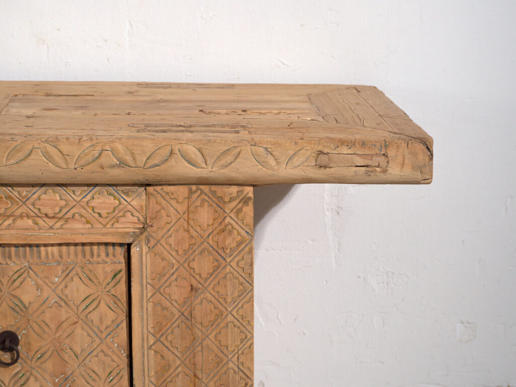 Buffet bas ancien sculpté en bois de pin – Chine, circa 1900