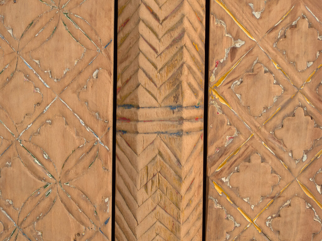 Buffet bas ancien sculpté en bois de pin – Chine, circa 1900