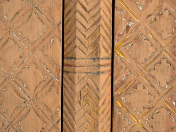 Buffet bas ancien sculpté en bois de pin – Chine, circa 1900