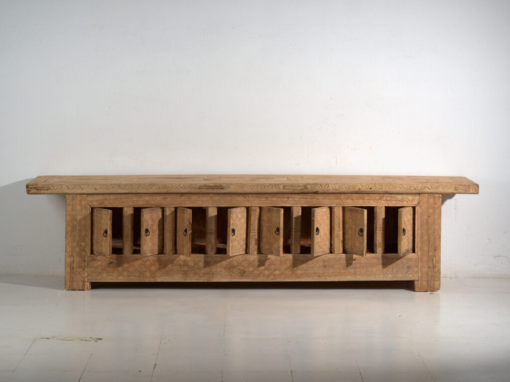 Buffet bas ancien sculpté en bois de pin – Chine, circa 1900