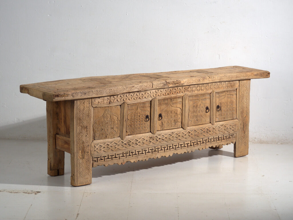Aparador bajo antiguo tallado en madera de pino – China, circa 1900